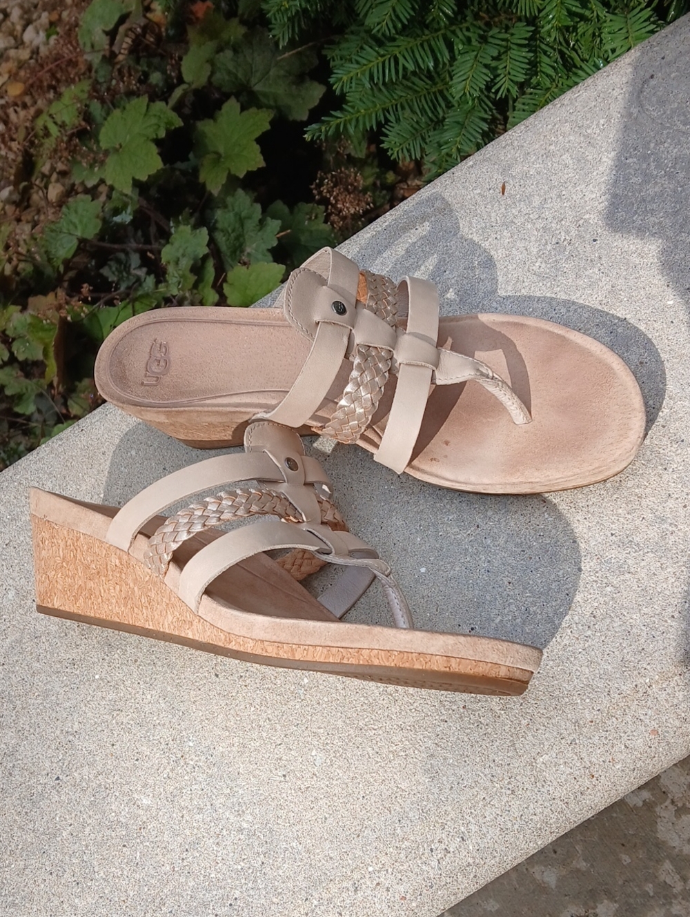 UGG Maddie Wedge Sandal, a stylish thong-style Sz 9.5